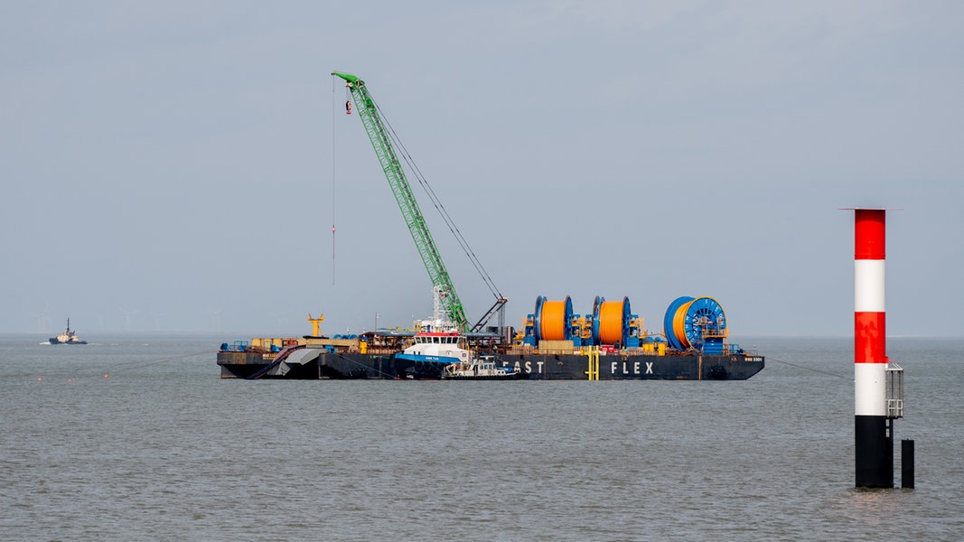 Ein Arbeitsschiff ist während der Bauarbeiten für einen Anleger, der für ein zweites LNG-Terminal in Wilhelmshaven benötigt wird, im Einsatz.