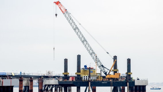 Ein Kran steht vor dem Anleger für das LNG-Terminal auf einer Plattform in der Nordsee vor Wilhelmshaven. © dpa-Bildfunk Foto: Hauke-Christian Dittrich/dpa