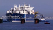 Das Spezialschiff "Excelsior" kommt in Wilhelmshaven an. © NDR 