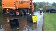 Die Müllabfuhr fährt durch eine überschwemmte Straße in Löningen (Landkreis Cloppenburg). © Nord-West-Media TV 