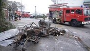 Einsatzkräfte der Feuerwehr an einer Einsatzstelle in Lohne. © Tele-News-Network 