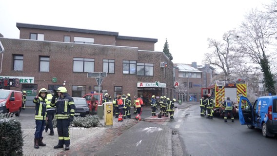 Einsatzkräfte der Feuerwehr an einer Einsatzstelle in Lohne. © Tele-News-Network 