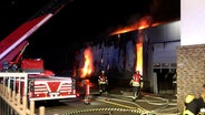 Die Feuerwehr löscht eine brennende Lagerhalle in Lohne. © TV7 News 