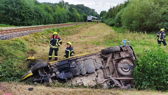 Ein Transporter liegt in Lohne nach einem Zusammenprall mit einem Zug in einem Graben. © Nord-West-Media TV 