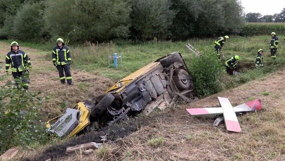 Ein Transporter liegt in Lohne nach einem Zusammenprall mit einem Zug in einem Graben. © Nord-West-Media TV 
