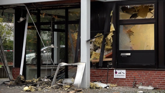 Eine nach einer Sprengung eines Geldautomaten zerstörte Bankfiliale in Lohne. © TV7News 