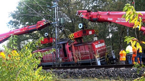 Eine rote Lokomotive ist entgleist. Sie wird von Kränen gestützt. © Nord-West-Media TV Foto: Nord-West-Media TV