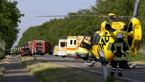 Rettungskräfte auf der B210  nach einem Unfall bei Loppersum © TeleNewsNetwork 
