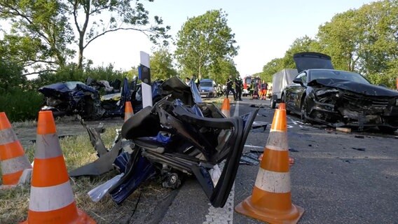 Mehrere stark beschädigte Autos nach einem Unfall auf der B210 bei Loppersum © TeleNewsNetwork 