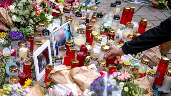 Am Tatort in Oldenburg erinnern Fotos, Blumen und Kerzen an den 21-jährigen Lorenz, der durch Polizeischüsse tödlich verletzt worden war. © dpa-Bildfunk Foto: Izabela Mittwollen