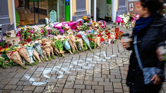 Am Tatort in Oldenburg erinnern Fotos, Blumen und Kerzen an den 21-jährigen Lorenz, der durch Polizeischüsse tödlich verletzt worden war. © dpa-Bildfunk Foto: Izabela Mittwollen
