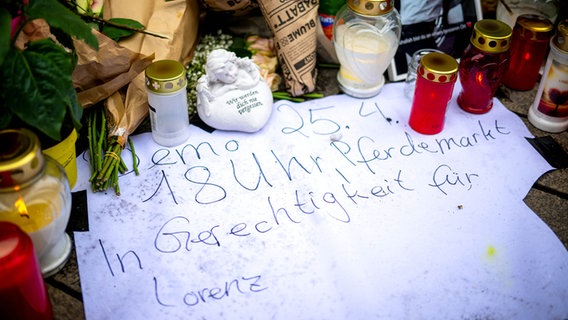 Am Tatort in Oldenburg erinnern Fotos, Blumen und Kerzen an Lorenz, der durch Polizeischüsse tödlich verletzt worden war. © dpa-Bildfunk Foto: Izabela Mittwollen