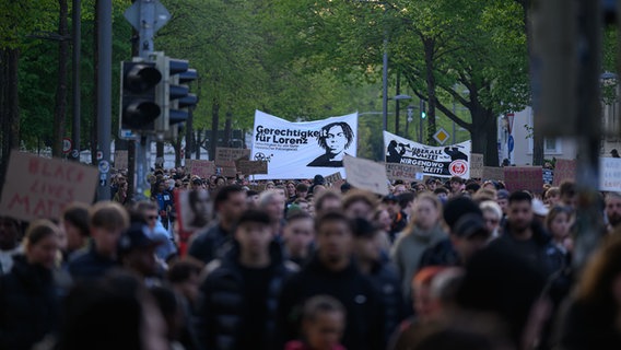 Kundgebung mit 8.000 bis 10.000 Menschen nach tödlichen Polizeischüssen auf dem Pferdemarkt in Oldenburg. © dpa-Bildfunk Foto: Izabela Mittwollen