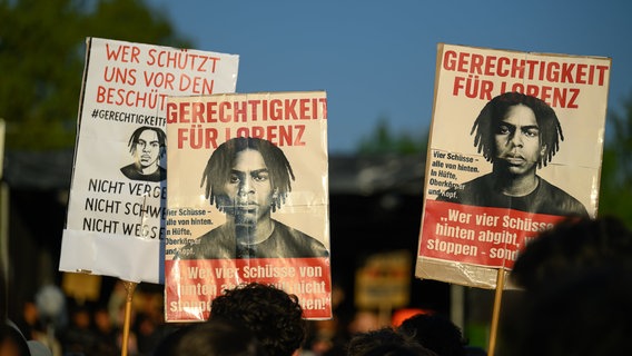 Schilder mir der Aufschrift "Gerechtigkeit für Lorenz". © dpa-Bildfunk Foto: Izabela Mittwollen