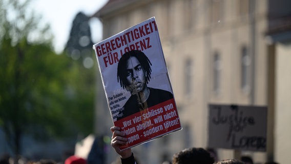 Schild mir der Aufschrift "Gerechtigkeit für Lorenz". © dpa-Bildfunk Foto: Izabela Mittwollen