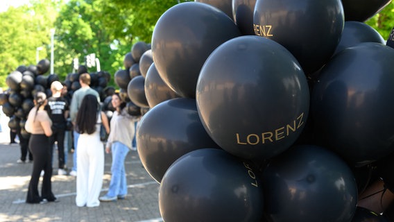 Anlässlich des 22. Geburtstages des von der Polizei erschossenen Lorenz versammeln sich auf dem Pferdemarkt in Oldenburg Menschen zu einer Kundgebung, bei der schwarze Luftballons mit seinem Namen steigen gelassen werden sollen. © dpa Foto: Izabela Mittwollen