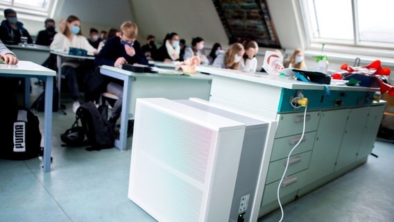 Ein Luftfiltergerät steht in einem Fachraum einer Schule in Oldenburg. © picture alliance/dpa/Hauke-Christian Dittrich Foto: Hauke-Christian Dittrich