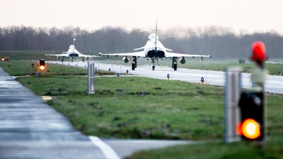 Zwei Eurofighter fahren über ein Rollfeld. © picture alliance Foto: Hauke-Christian Dittrich