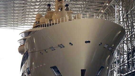 Die Luxusjacht "Dilbar" steht in der Lürssen Werft. © dpa-Bildfunk/TNN Foto: Jörn Hüneke