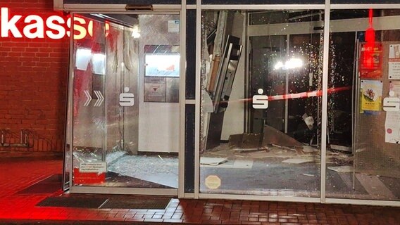 Eine Sparkassenfiliale in Groß Mackenstedt ist nach der Sprengung eines Geldautomaten verwüstet. © Nord-West-Media TV 