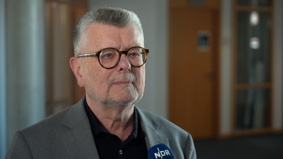 Dr. Gerhard Wegner Landesbeauftragter für Antisemitismus im Interview. © NDR 