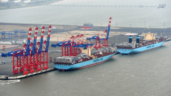 Die "Eugen Maersk" (links) und die "Majestic Maersk" liegen an der Pier des JadeWeserPorts. © dpa Foto: Ingo Wagner