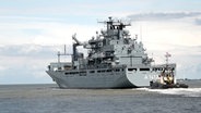 Das Marine Schiff "Frankfurt am Main" verlässt den Hafen in Wilhelmshaven. © Nord-West-Media TV 