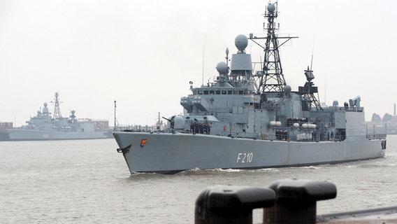 Die Fregatte "Emden" läuft vom Marinestützpunkt Wilhelmshaven aus und nimmt Kurs auf Großbritannien. © dpa Foto: Ingo Wagner