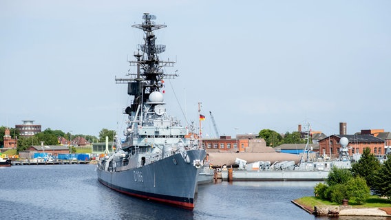 Der Zerstörer "Mölders" (D186), ein ehemaliges Kriegsschiff der Bundesmarine, liegt in Wilhelmshaven am Marinemuseum im Hafenbecken. © picture alliance/dpa Foto: Hauke-Christian Dittrich