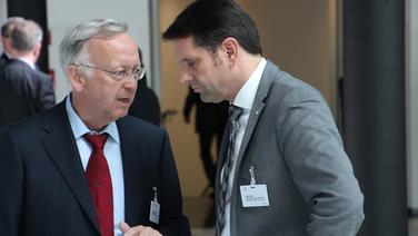 Niedersächsischer Wirtschaftsminister Olaf Lies (SPD) im Gespräch. © NDR Fotograf: Frank Jakobs