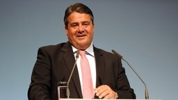 Bundeswirtschaftsminister Sigmar Gabriel spricht bei der 9. Nationalen Maritimen Konferenz in Bremerhaven. Bundeswirtschaftsminister Sigmar Gabriel spricht bei der 9. Nationalen Maritimen Konferenz in Bremerhaven. © dpa-bildfunk Foto: Ingo Wagner