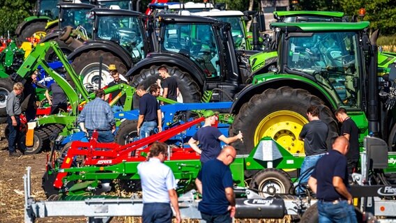 Teilnehmer präsentieren bei einer Maschinenvorführung ihre Techniken zum Anbau von Mais. © dpa Foto: Sina Schuldt
