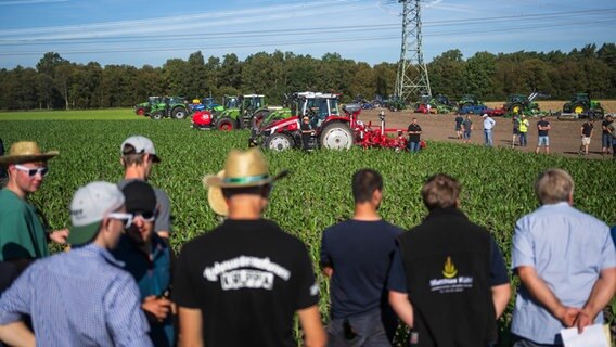 Teilnehmer präsentieren bei einer Maschinenvorführung ihre Techniken zum Anbau von Mais. © dpa Foto: Sina Schuldt