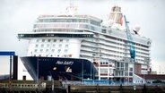 Das Kreuzfahrtschiff «Mein Schiff 3» der Reederei TUI Cruises liegt an einem Kai im Hafen. © dpa Foto: Hauke-Christian Dittrich