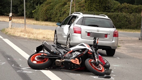 Zwei Motorräder liegen auf der Straße nach einem tödlichen Unfall bei Melchiorshausen. Zwei Motorräder liegen auf der Straße nach einem tödlichen Unfall bei Melchiorshausen. © Nord-West-Media TV