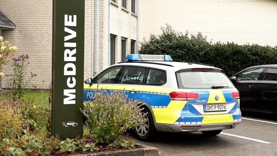 Die Polizei bei einem Einsatz bei einem Schnellrestaurant im Landkreis Diepholz. Hier war eine Frau mit einem Messer angegriffen worden. © NWM 
