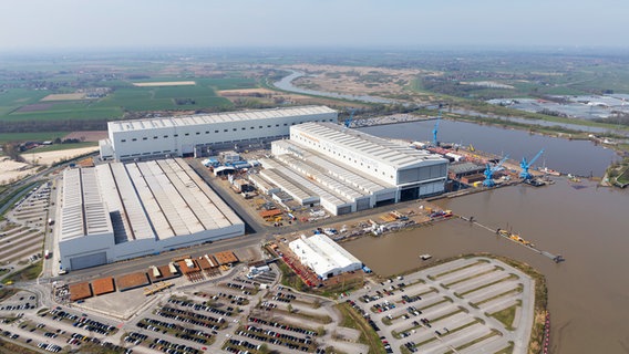 Eine Luftaufnahme zeigt das Gelände der Meyer Werft. © picture alliance/dpa/Tobias Bruns Foto: Tobias Bruns