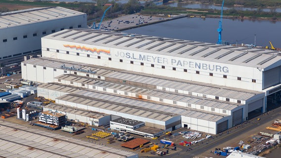 Eine Luftaufnahme zeigt die Meyer Werft in Papenburg. © picture alliance / dpa Foto: Tobias Bruns