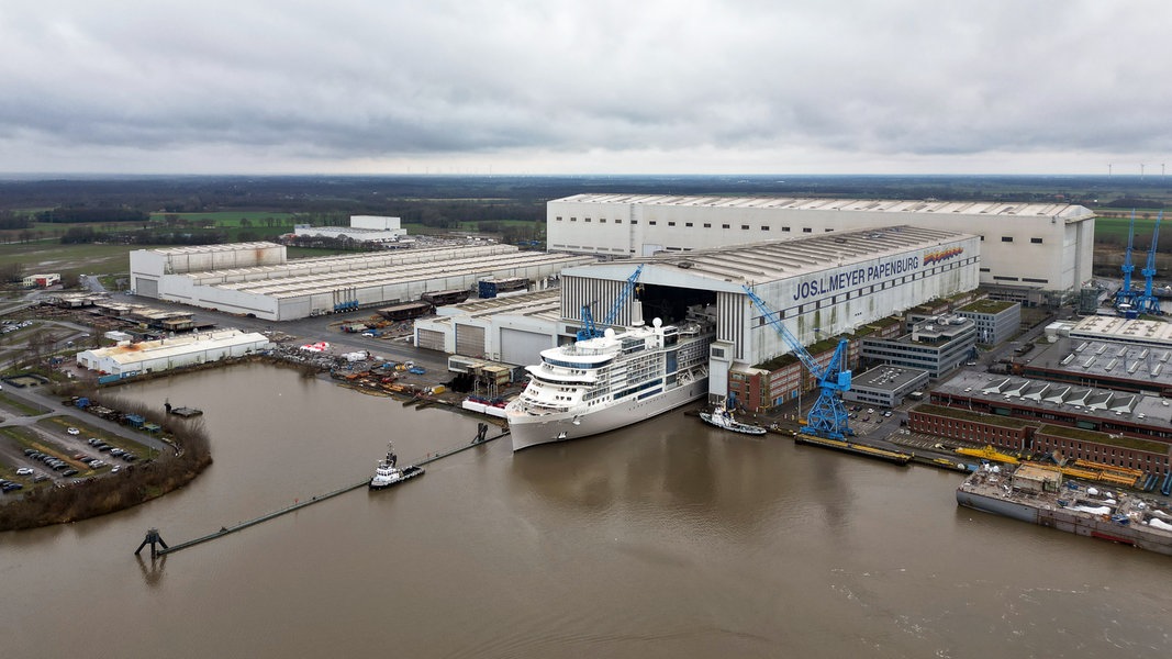 Ein Kreuzfahrtschiff verlässt das überdachte Baudock der Meyer Werft. 