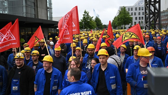 Mitarbeitende der Meyer Werft verlassen eine Betriebsversammlung. © dpa Foto: Lars Penning
