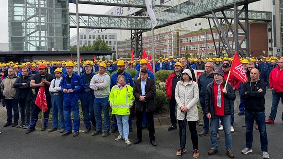 Eine Kundgebung findet vor der Meyer Werft in Papenburg statt. © NDR Foto: Thomas Stahlberg