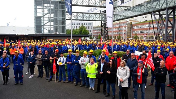 Demonstrierende vor dem Werkstor der Meyer Werft in Papenburg. © TeleNewsNetwork 