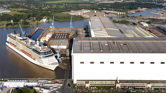Die Meyer-Werft mit Ausrüstungspier in Papenburg. (Archivbild) © dpa-Bildfunk Foto: Ingo Wagner