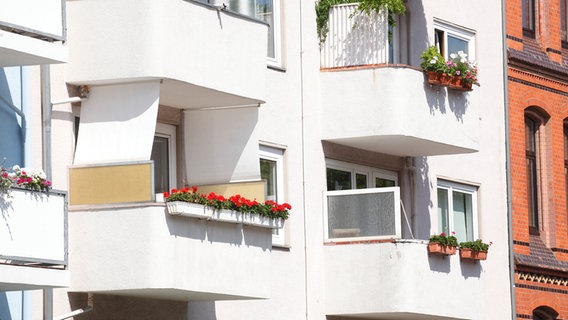 Hausfassade: Mehrfamilienhaus mit Balkonen. © picture alliance / Detailfoto/Shotshop | Detailfoto 