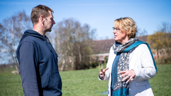 Barbara Otte-Kinast (CDU, r), niedersächsische Agrarministerin, steht mit Dirk Hanken, Landwirt, auf einer seiner landwirtschaftlich genutzten Hochmoorflächen. © dpa Foto: Sina Schuldt