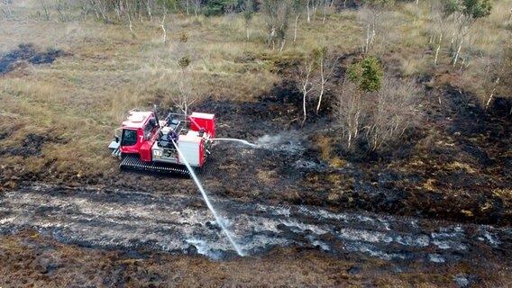 Niedersachsen, Meppen: Eine Löschraupe ist beim Moorbrand in Meppen im Einsatz. © picture alliance/dpa/WTD 91 Foto: dpa