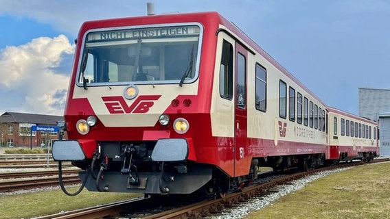 Eine Bahn, "Moorexpress" steht am Zug als Aufschrift, steht auf Schienen. Auf der Anzeige steht "Nicht Einsteigen". © Eisenbahnen und Verkehrsbetriebe Elbe-Weser GmbH (EVB) 