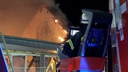 Feuerwehrleute löschen eine brennende Sporthalle in Moormerland. © NonstopNews 