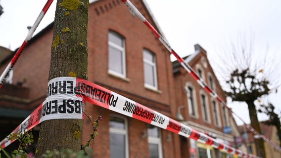 Ein Flatterband sperrt einen Tatort in Weener ab. © dpa-Bildfunk Foto: Lars Penning