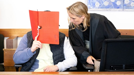 Der Angeklagte sitzt mit seiner Anwältin Daniela Post im Gerichtssaal im Landgericht Verden. © dpa-Bildfunk Foto: Sina Schuldt
